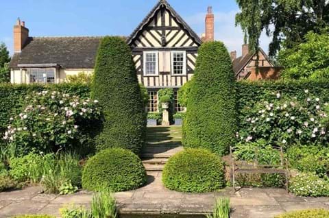 Discover Wollerton Old Hall Garden image