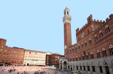 Explore Central Piazza Siena On A Holiday To Italy image